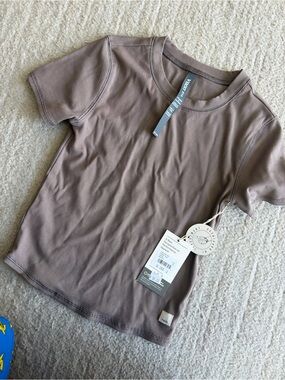 Vuori pose fitted tee-smoky taupe